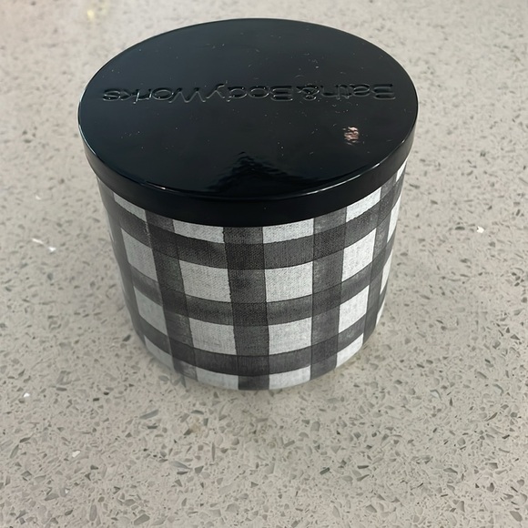 14.5 oz Bath and Bodywork’s candle - Picture 5 of 6